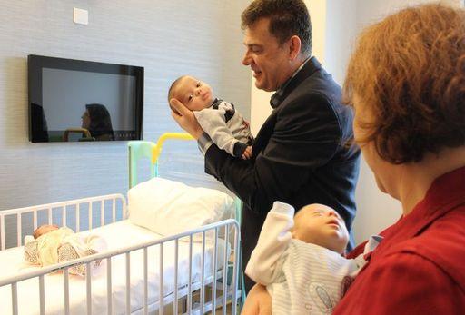 46 yaşındaki üçüz annesi oldu