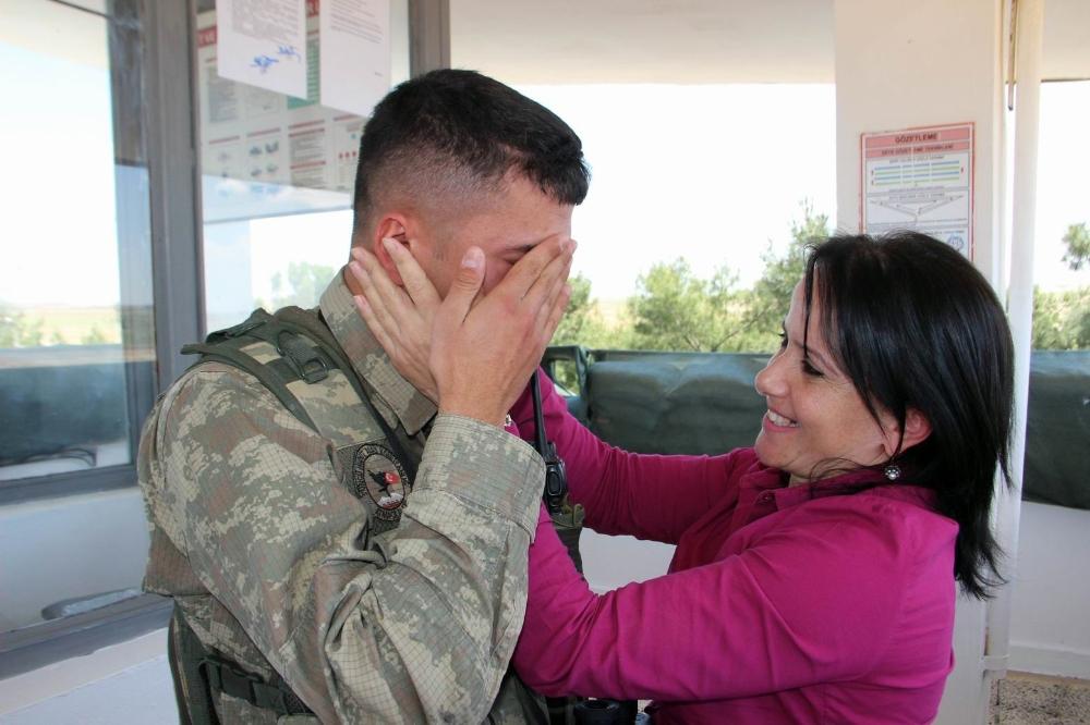 Sınırda nöbet tutan askere anne sürprizi