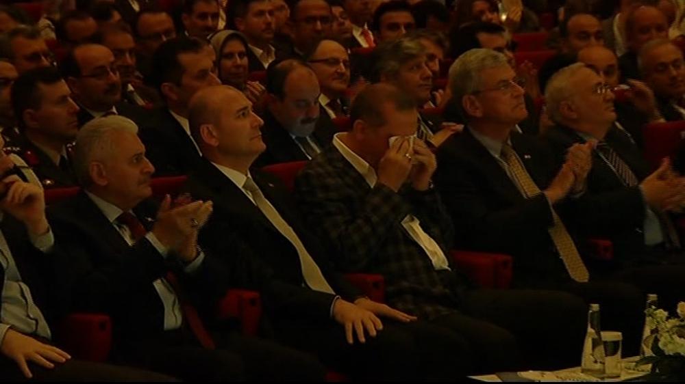 Erdoğan 'Hoşçakal Anne' şiirinde gözyaşlarını tutamadı