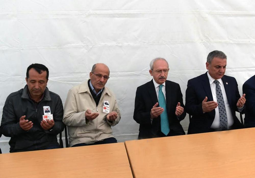 Kemal Kılıçdaroğlu şehit babasını ziyaret etti