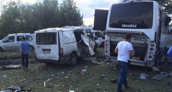 Saldırıya uğrayan polis aracı PKK'lıları da taşıyordu