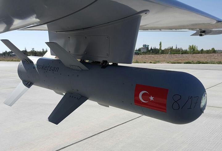 Şehidin silah arkadaşının kolunda yazan ayet