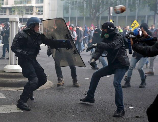 Fransız polisi göstericilerle çatıştı