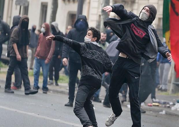 Fransız polisi göstericilerle çatıştı