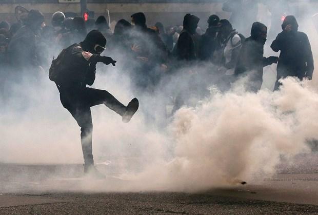 Fransız polisi göstericilerle çatıştı