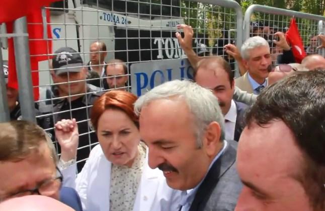 Meral Akşener'in kocası Tuncer Akşener’i fırçaladığı an