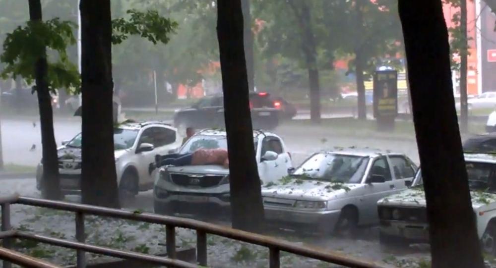 Yeni aldığı cipini doludan korumak için kaputuna yattı