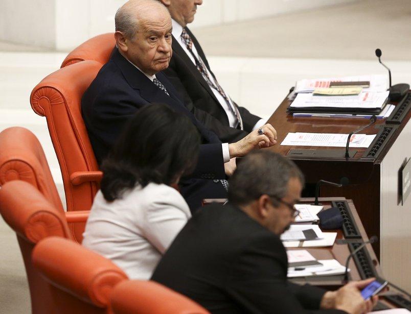 Bahçeli'den Sırrı'ya manidar bakış