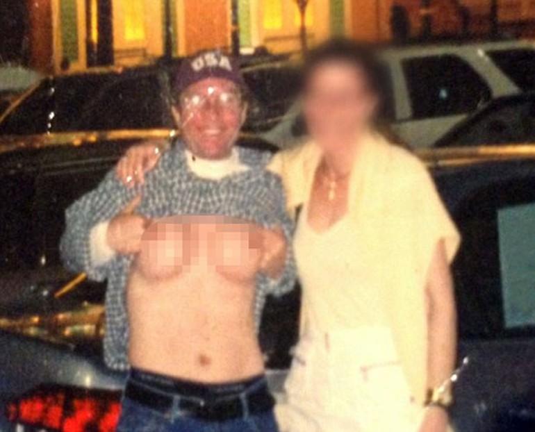 Girdiği bahsi kazanmak için göğüs yaptırdı