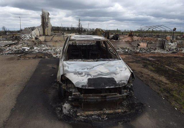 Kanada'da dev yangın petrol tesisine doğru ilerliyor