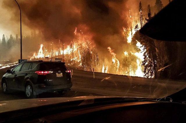 Kanada'da dev yangın petrol tesisine doğru ilerliyor