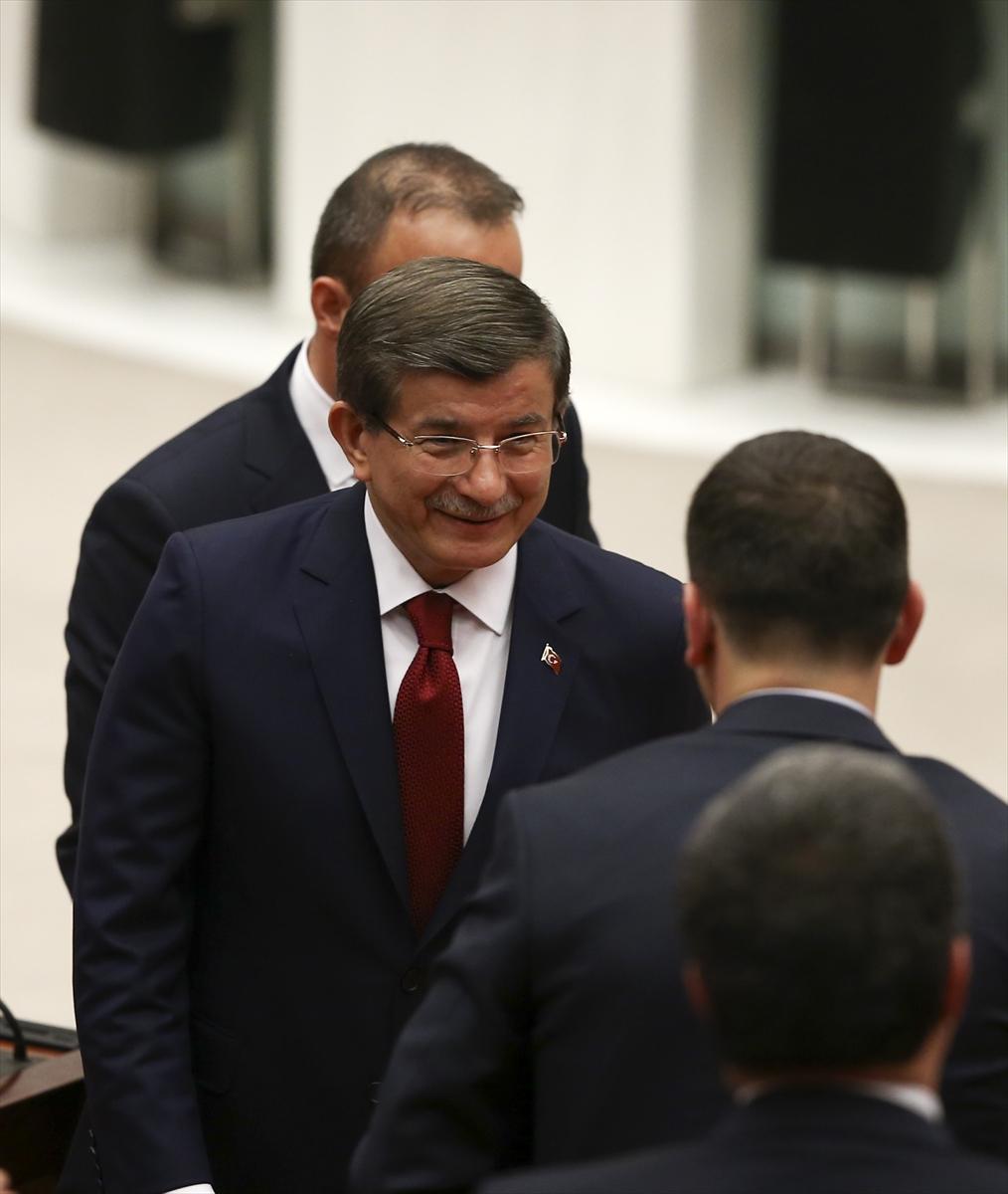 Başbakan Davutoğlu TBMM'de AK Parti sıralarına oturdu