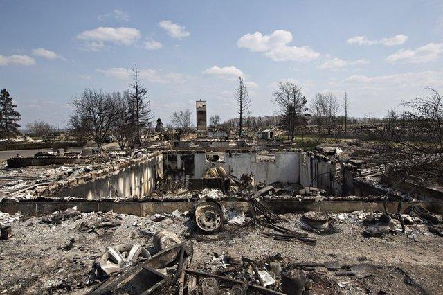 Kanada'da dev yangın petrol tesisine doğru ilerliyor