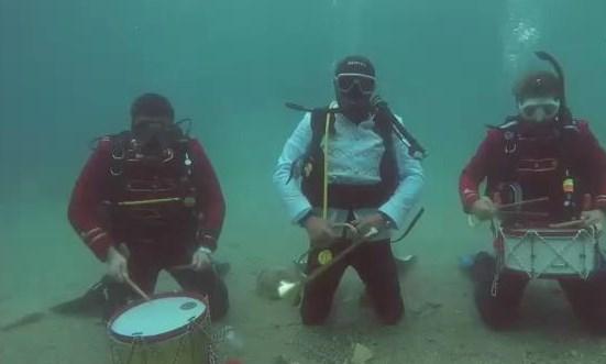 Denizin 15 metre altında 19 Mayıs kutlaması