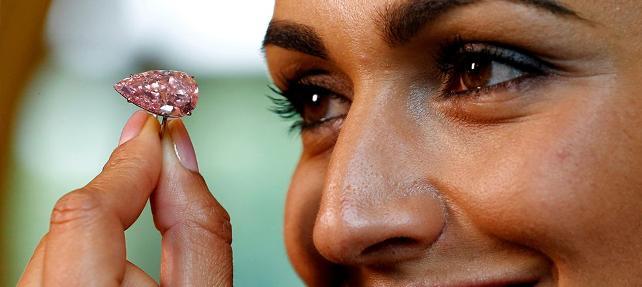 15,38 karatlık pembe elmas 32 milyon dolara satıldı