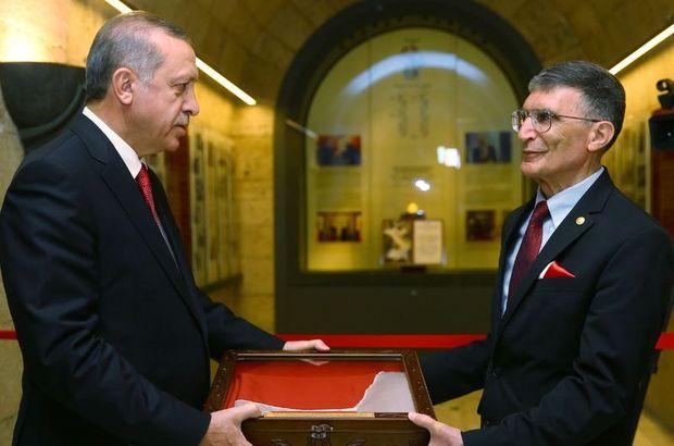 Aziz Sancar Nobel Ödülü'nü Anıtkabir'e takdim etti