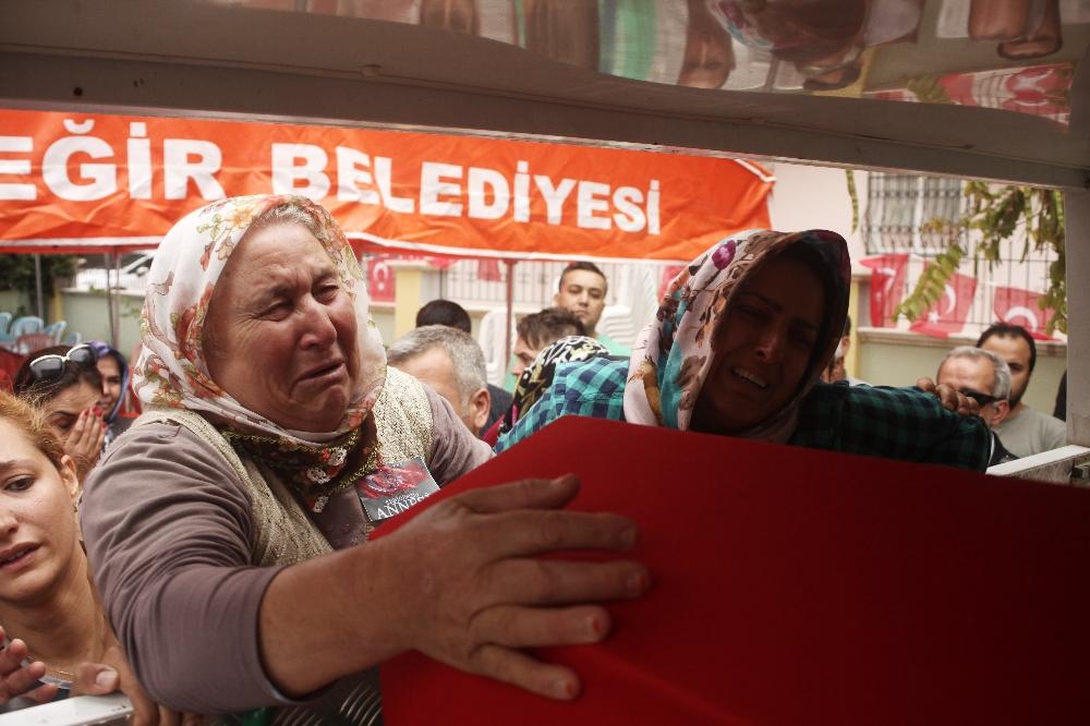 Şehit babasını son kez öptü