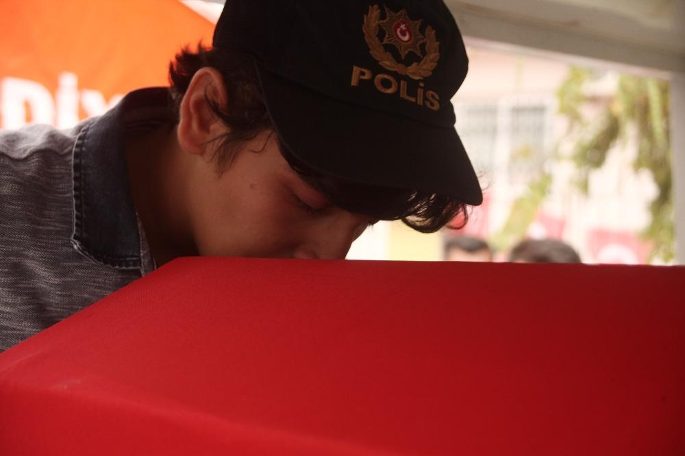 Şehit babasını son kez öptü