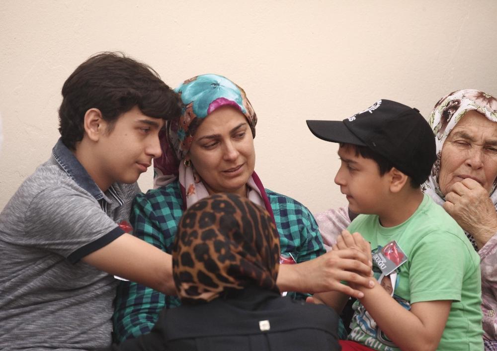 Şehit babasını son kez öptü