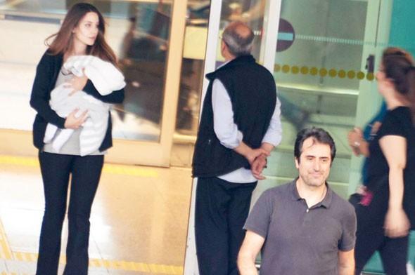 Mahsun Kırmızıgül bebeği ve eşiyle Türkiye'de