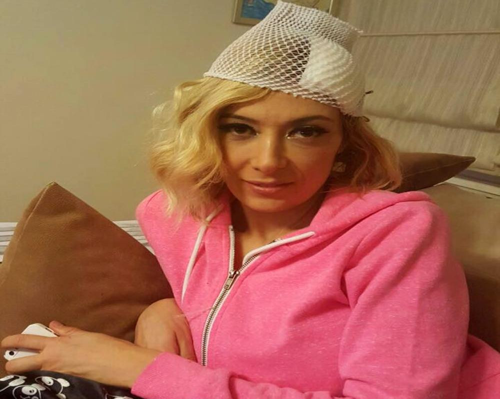 Şarkıcı Selen'in kafasına dekor düştü