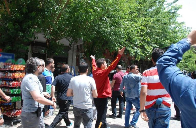 HDP'li İdris Baluken ve heyeti Sur'da protesto edildi