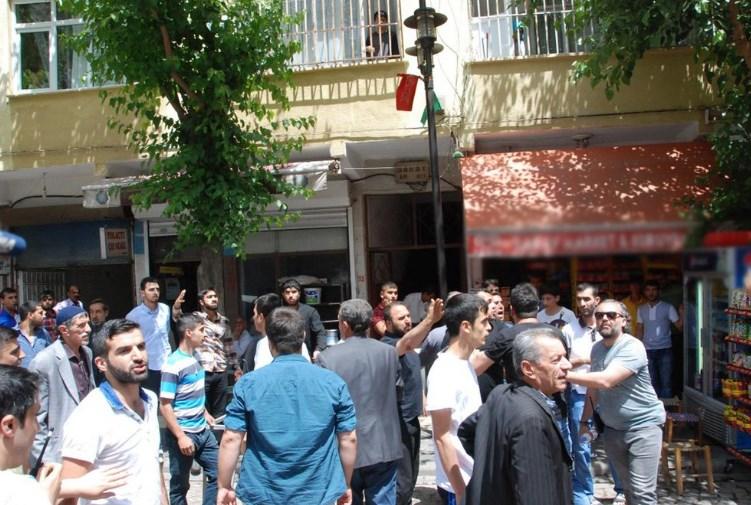 HDP'li İdris Baluken ve heyeti Sur'da protesto edildi