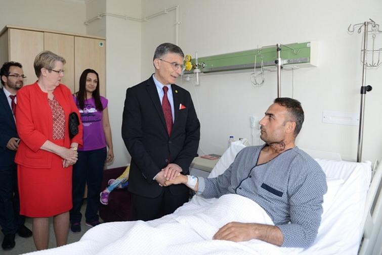 Aziz Sancar yaralı askerleri ziyaret etti