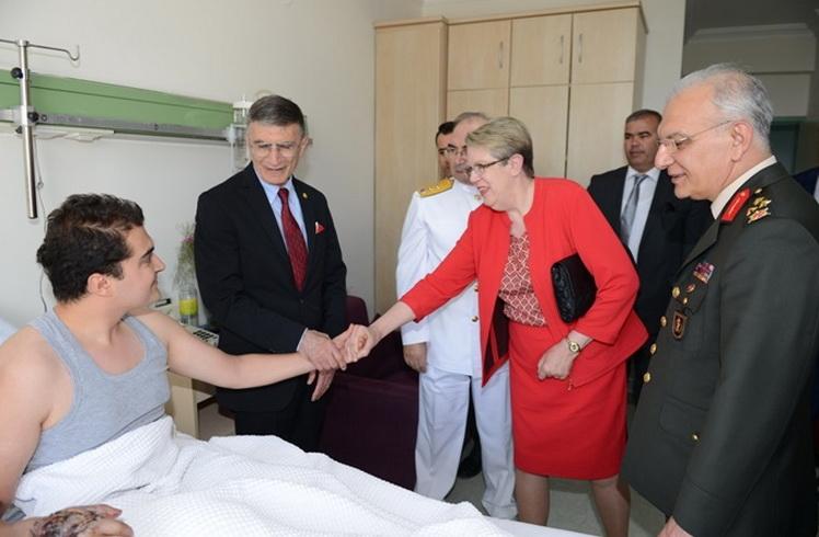 Aziz Sancar yaralı askerleri ziyaret etti