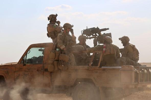 ABD askerlerinin üniformasındaki YPG detayı