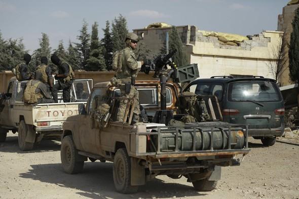 ABD askerlerinin üniformasındaki YPG detayı