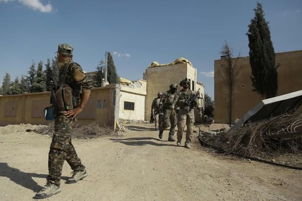 ABD askerlerinin üniformasındaki YPG detayı