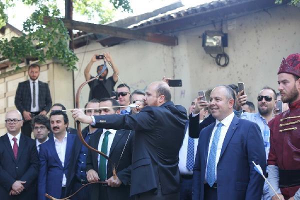 Bilal Erdoğan barış için ok attı