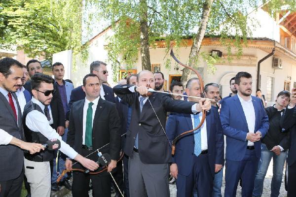 Bilal Erdoğan barış için ok attı