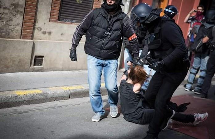 Fransız polisi eylemcileri tekme tokat dövdü