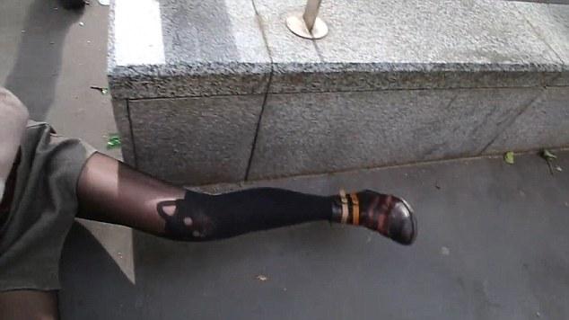 Fransız polisi eylemcileri tekme tokat dövdü