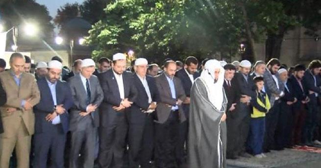 Ayasofya önünde fetih namazı kılındı