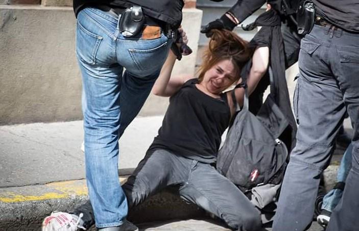 Fransız polisi eylemcileri tekme tokat dövdü