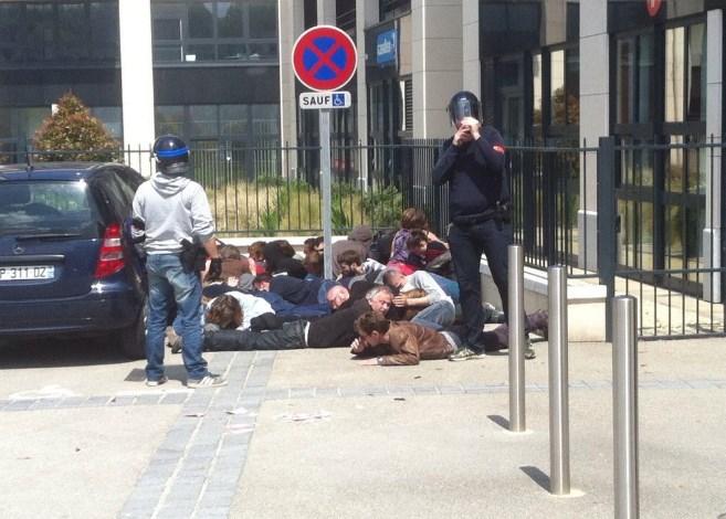 Fransız polisi eylemcileri tekme tokat dövdü