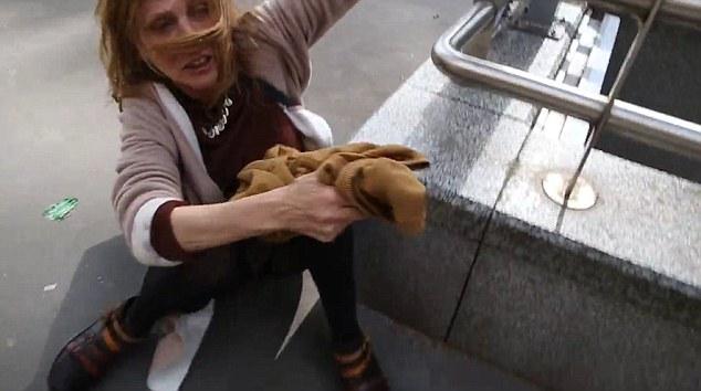 Fransız polisi eylemcileri tekme tokat dövdü