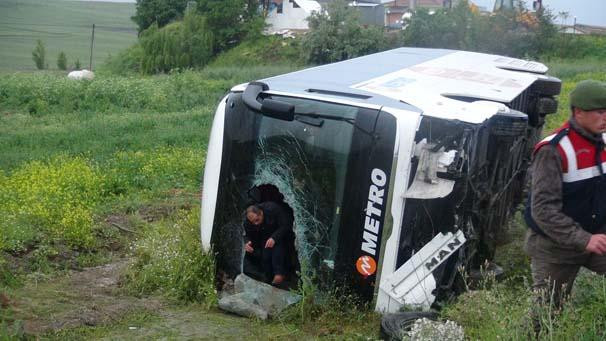 Çorum'da yolcu otobüsü devrildi: 1'i ağır 21 yaralı