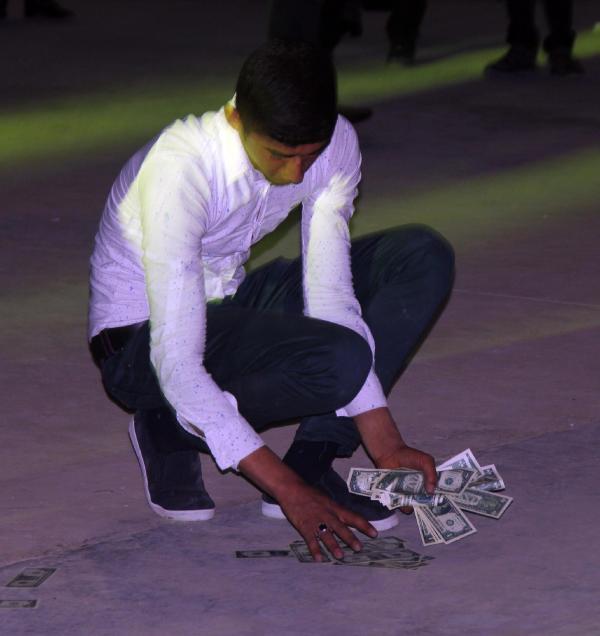 Bülent Ersoy sünnet düğününde sahneye çıktı