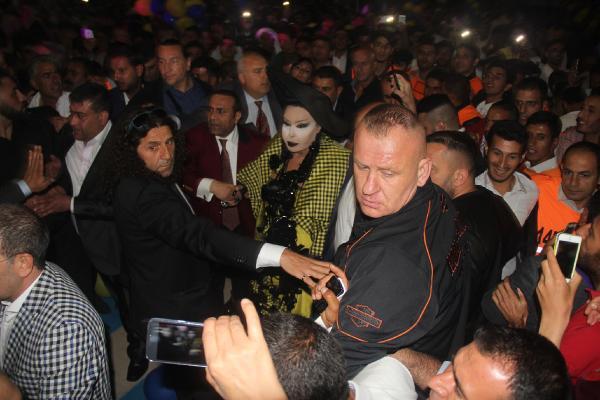 Bülent Ersoy sünnet düğününde sahneye çıktı