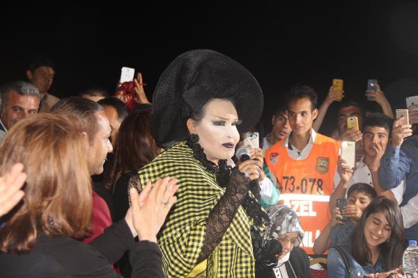 Bülent Ersoy sünnet düğününde sahneye çıktı