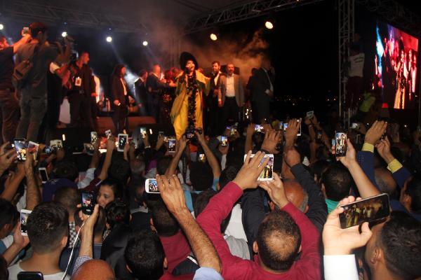 Bülent Ersoy sünnet düğününde sahneye çıktı