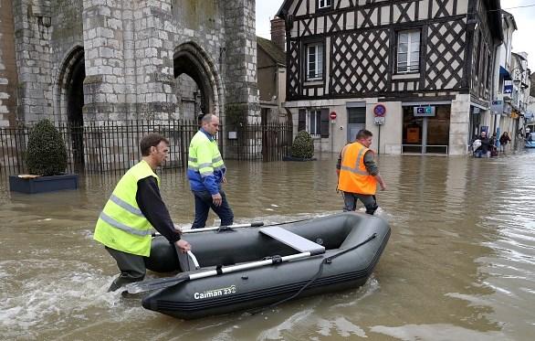 Fransa sele teslim oldu