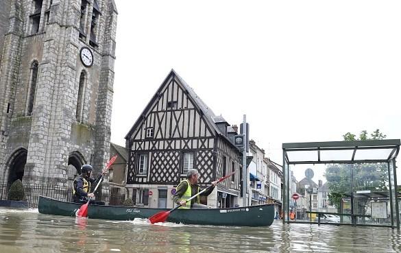 Fransa sele teslim oldu