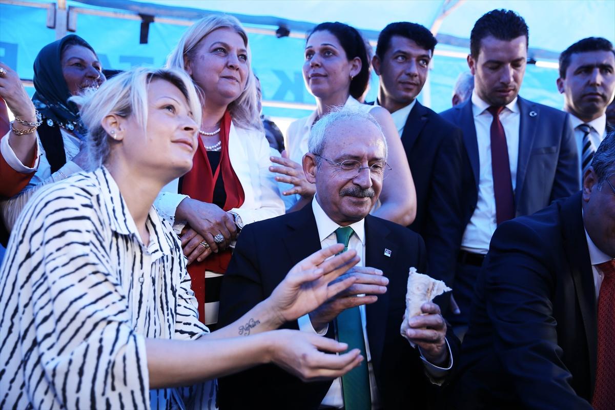 Kılıçdaroğlu'na Adana dürüm yedirdiler