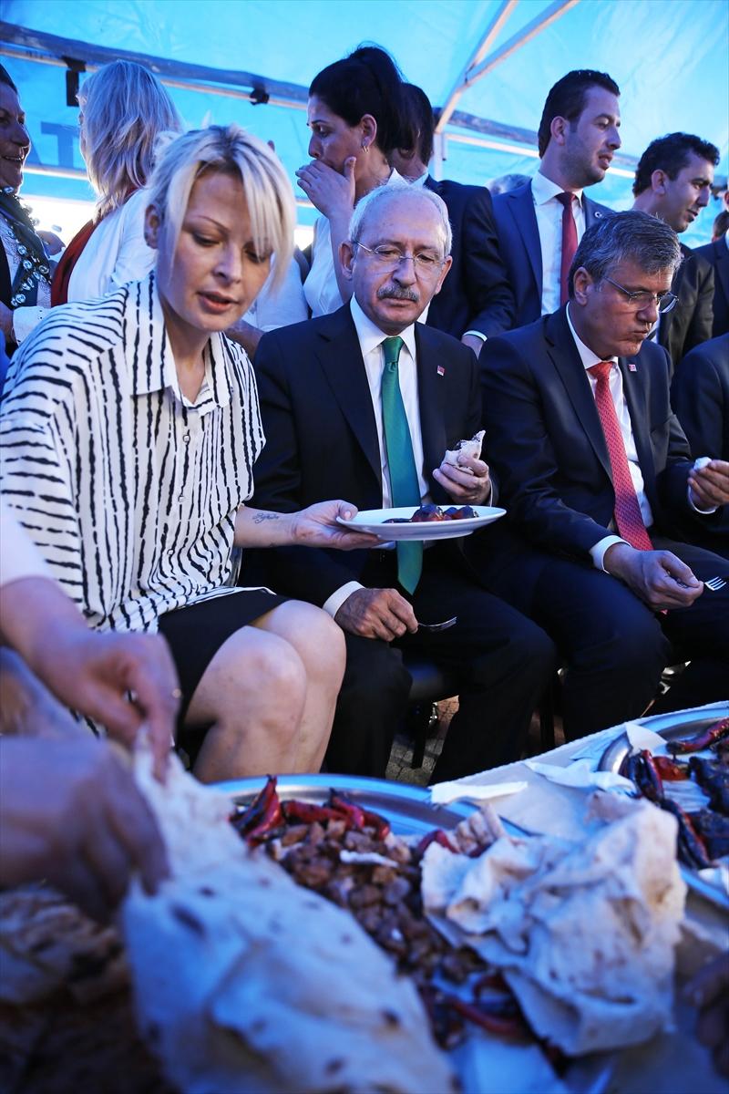 Kılıçdaroğlu'na Adana dürüm yedirdiler