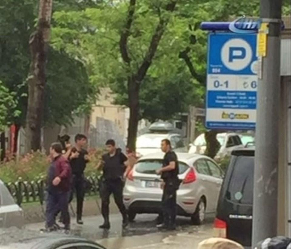 İstanbul Vezneciler'de çevik kuvvet aracına saldırı